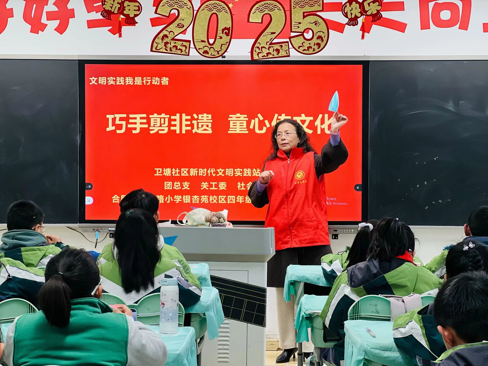 1740552679308289.jpeg 韩老师为孩子们介绍剪纸艺术的历史渊源与文化内涵 1.jpeg