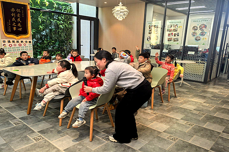 1740555313902194.jpg 江苏省南京市玄武区玄武湖街道徐庄社区关工委“青苗学堂”给青少年讲故事绘本(2).jpg