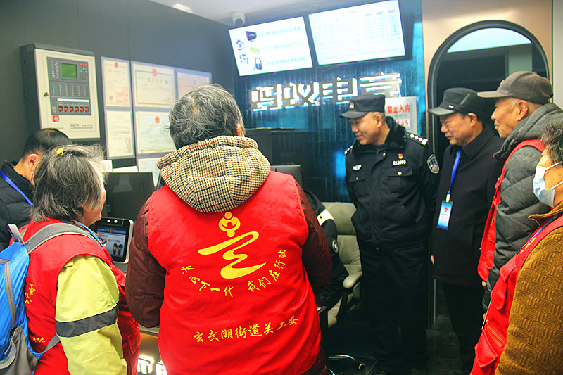 1740620433779525.jpg 江苏省南京市玄武区玄武湖街道关工委联合开展“五老”网吧巡查,守护青少年健康成长(1).jpg