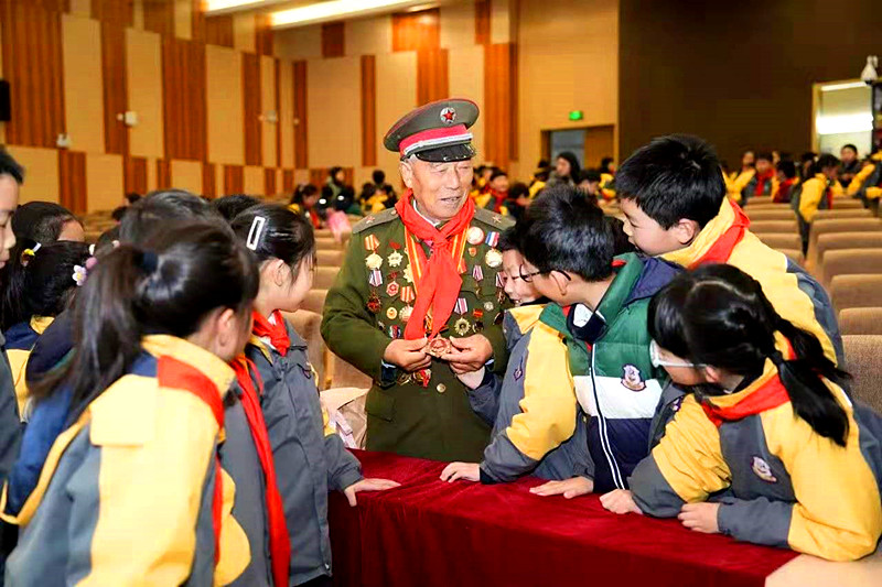 1740703721144159.jpg 江苏省南京市关工委“五老”大思政课走进南京书人实验学校讲述“信仰的力量(5).jpg