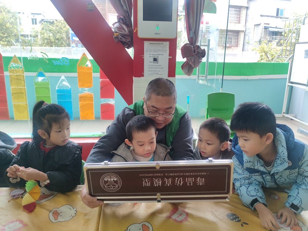 2月27日下午，广西柳州市鱼峰区蟠龙社区关工领导小组在小精灵幼儿园开展“普及禁毒知识,关爱幼儿健康成长”禁毒知识宣传活动11.jpg