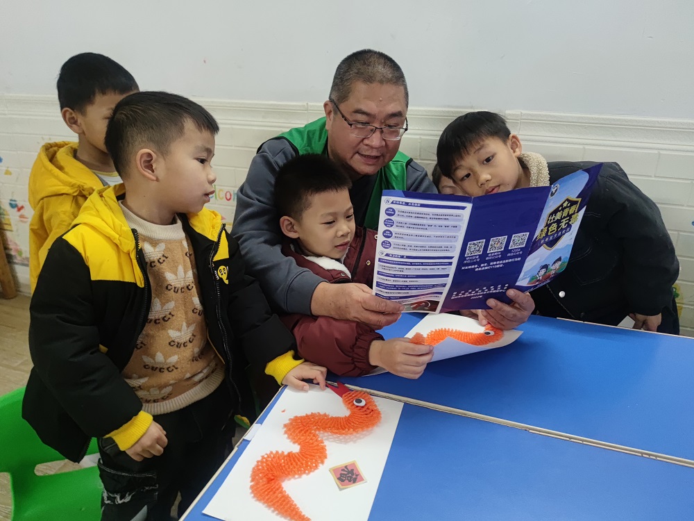 2月27日下午，广西柳州市鱼峰区蟠龙社区关工领导小组在小精灵幼儿园开展“普及禁毒知识,关爱幼儿健康成长”禁毒知识宣传活动31.jpg