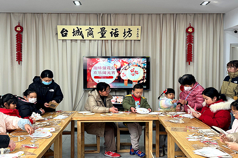 1740755337794527.jpg 江苏省南京市玄武区玄武门街道台城花园社区关工委开展“趣味做花灯 欢乐闹元宵”活动(1).jpg