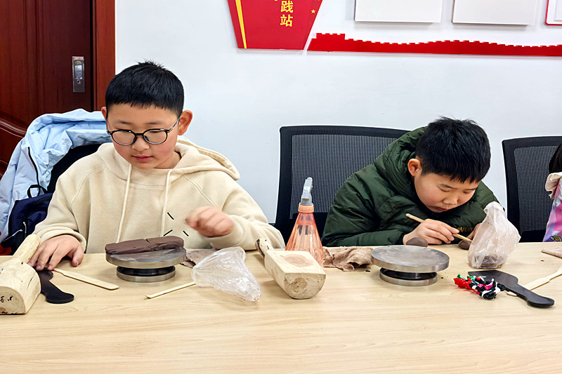 1740833823201632.jpg 江苏省南京市玄武区玄武门街道百子亭社区关工委开展“‘陶’趣无穷,因‘泥’精彩”手工陶艺活动(2).jpg