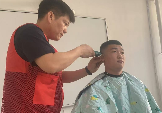 1740967741119567.jpg 元宝山区草原蓝哈达协会关工委学雷锋活动照片3.jpg