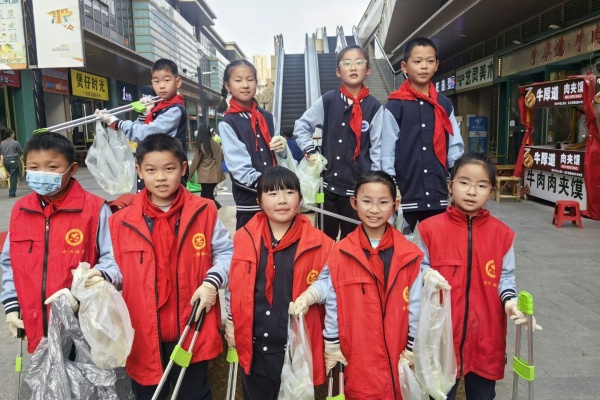 1740971693379644.jpeg 捡垃圾小组合照.jpeg