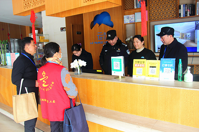 1740977446668030.jpg 玄武湖街道关工委联合开展未成年人入住旅店、宾馆巡查工作(1).jpg