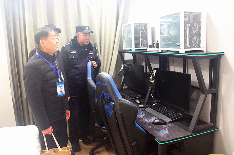 1740977474180688.jpg 玄武湖街道关工委联合开展未成年人入住旅店、宾馆巡查工作(4).jpg