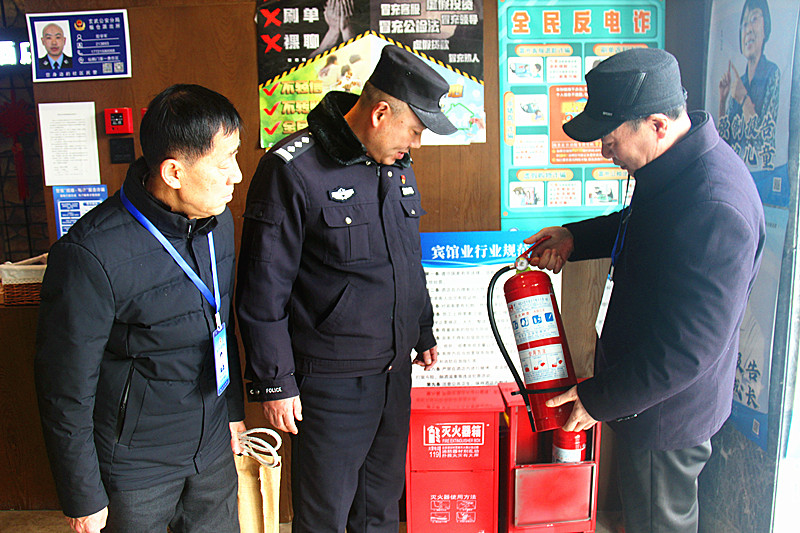 1740977483641512.jpg 玄武湖街道关工委联合开展未成年人入住旅店、宾馆巡查工作(5).jpg