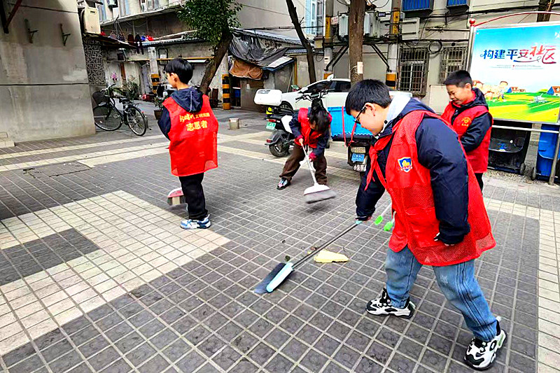江苏省南京市秦淮区朝天宫街道张府园社区关工委开展“小小雷锋清洁家园”活动(1).jpg