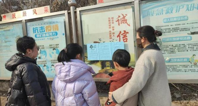 1740992199842266.png 3月3日溪湖区东风街道彩西社区关工委弘扬雷锋精神观看雷锋事迹照片.png