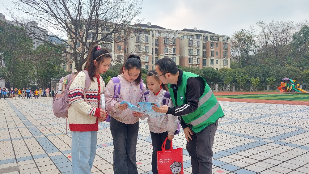 1740996256114925.jpg 禁毒社工开展宣传11.jpg