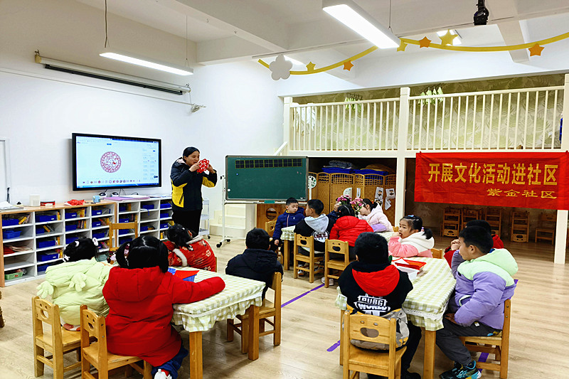 江苏省南京市秦淮区光华路街道紫金社区关工委开展“巧手剪窗花，非遗润童心”活动(1).jpg