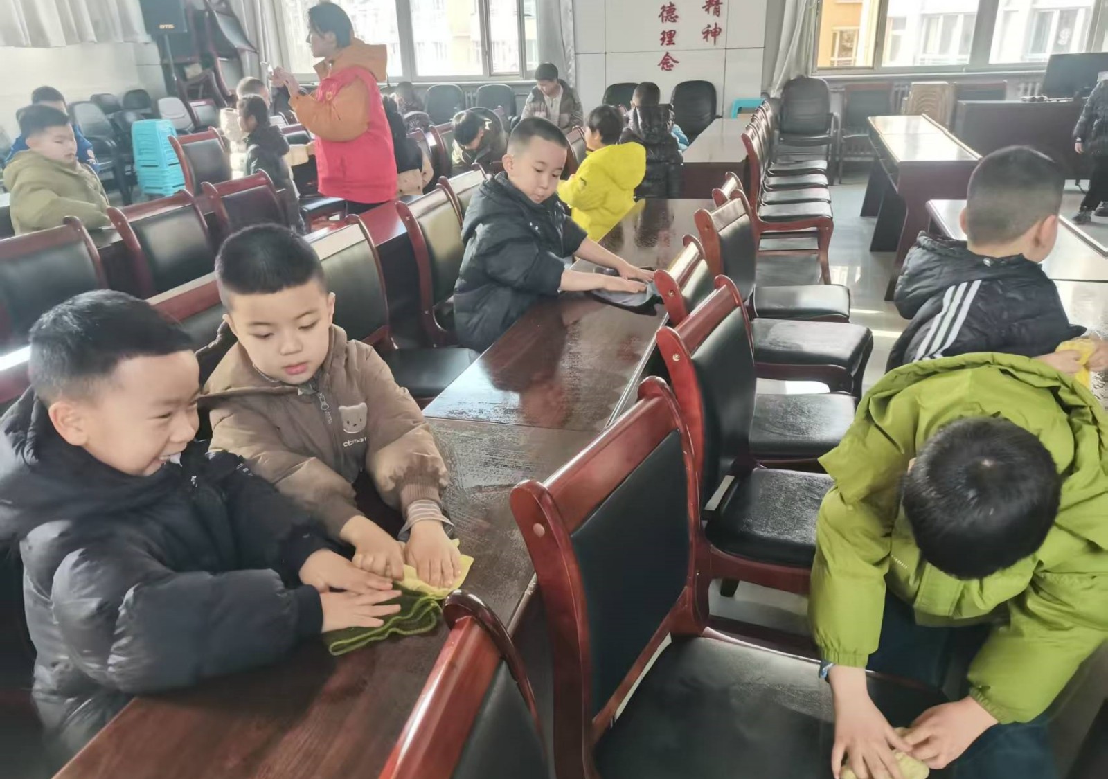 1741313406810594.jpg 元宝山区第三幼儿园学雷锋活动照片2_副本.jpg