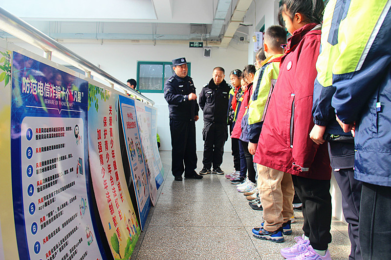 1741316366999694.jpg 玄武湖街道关工委联合开展校园反诈宣传活动,筑牢师生安全防线 (1).jpg