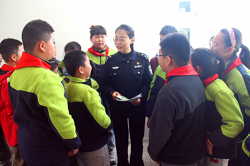 1741316403893984.jpg 玄武湖街道关工委联合开展校园反诈宣传活动,筑牢师生安全防线 (5).jpg