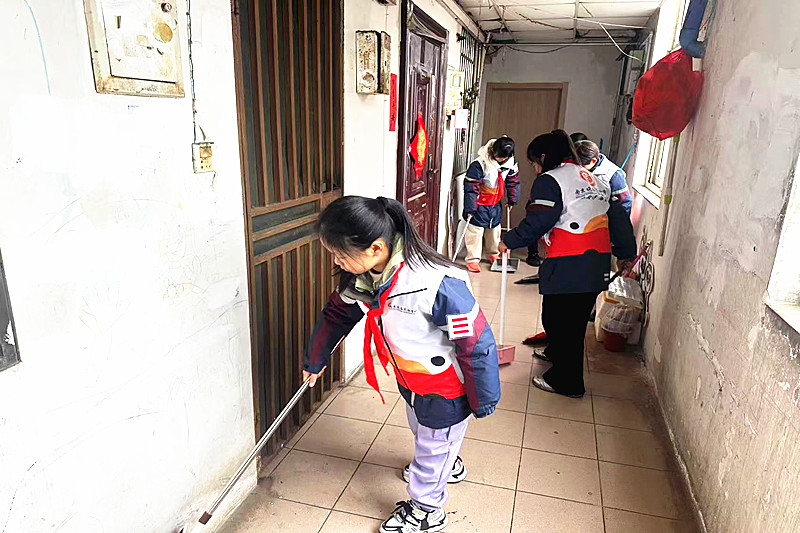 1741316546900005.jpg 江苏省南京市栖霞区燕子矶街道晓庄村社区关工委组织开展“校社共建学雷锋”志愿服务活动(1).jpg