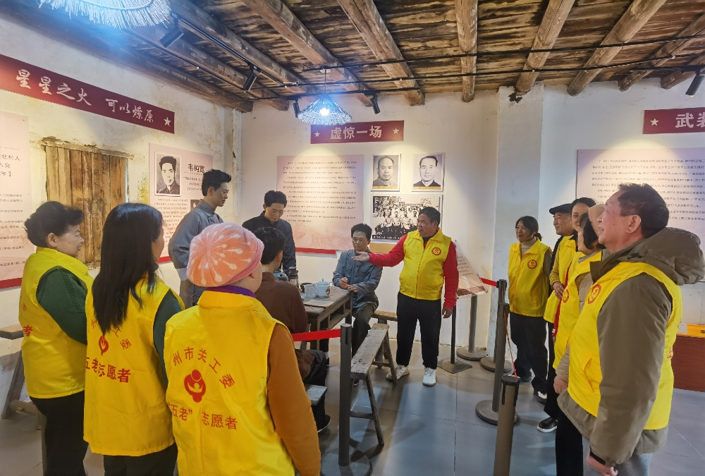 1741345666568945.jpg 白沙镇关工委驻会常务副主任潘发明介绍白沙地下党组织纪念馆.jpg