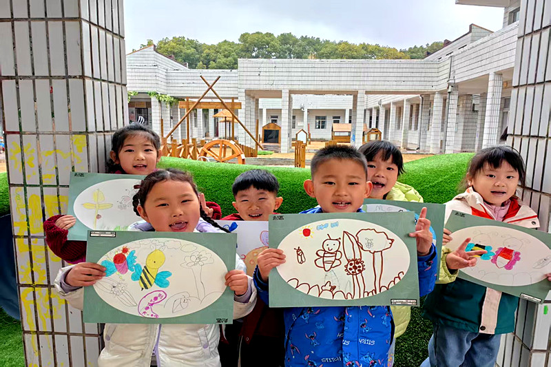 1741446097732564.jpg 江苏省南京市栖霞区栖霞街道栖化新村社区关工委开展“惊蛰童趣,彩绘贺卡”少儿活动(2).jpg