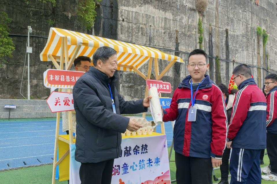 3月10日丰都县2025年“三月法治宣传月 普法游园进校园”活动4.png