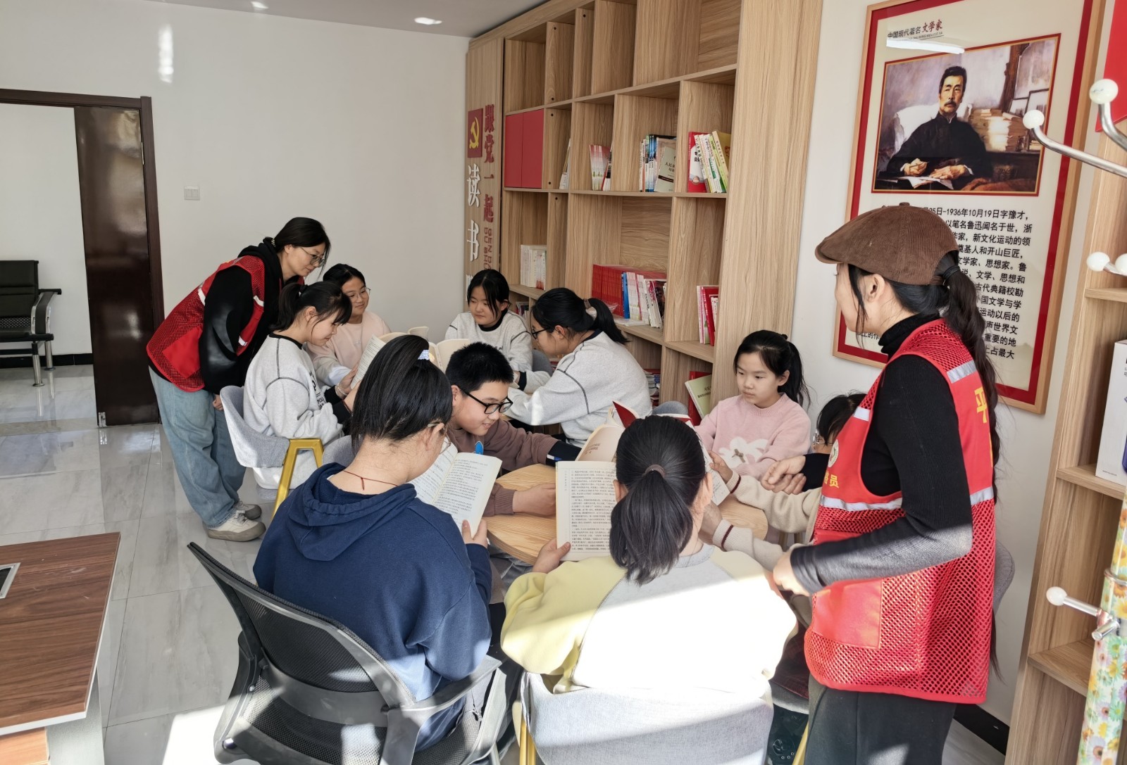 1741744300416248.jpg 元宝山区云杉路街道宝西路社区“雷锋精神我践行”活动照片1_副本.jpg