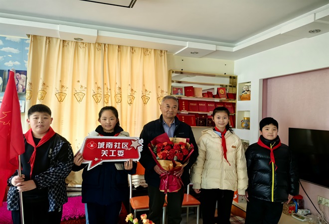 1741745562436122.jpg 吴江开发区长安实小、城南社区 寻访身边的“雷锋”——田有清爷爷2--.jpg
