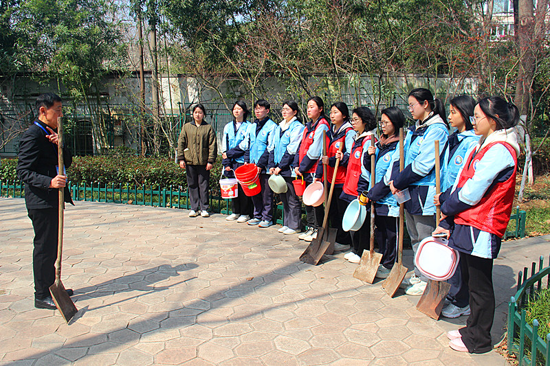 1741745683178685.jpg 江苏省南京市玄武区玄武湖街道关工委联合组织青少年开展“植树节”主题活动(1).jpg