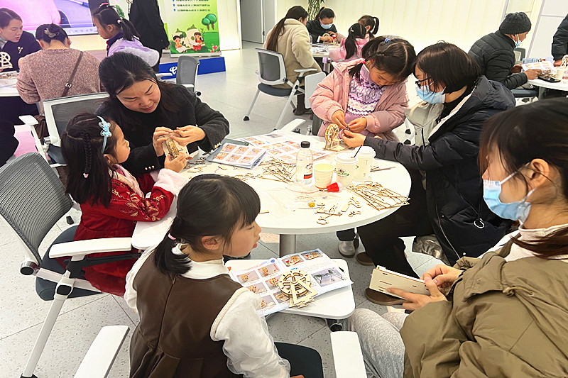 江苏省南京市鼓楼区南秀村社区关工委开展“科技筑梦 智创未来”青少年科技实践活动 (5).jpg