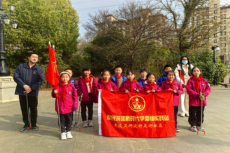 江苏省南京市玄武区孝陵卫街道钟灵街社区关工委联合开展“学雷锋”志愿服务活动(2).jpg