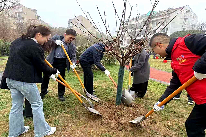1741828359849443.jpg 江苏省南京市玄武区樱驼花园社区关工委联合开展“樱约春光,共植希望”植树节活动(2).jpg