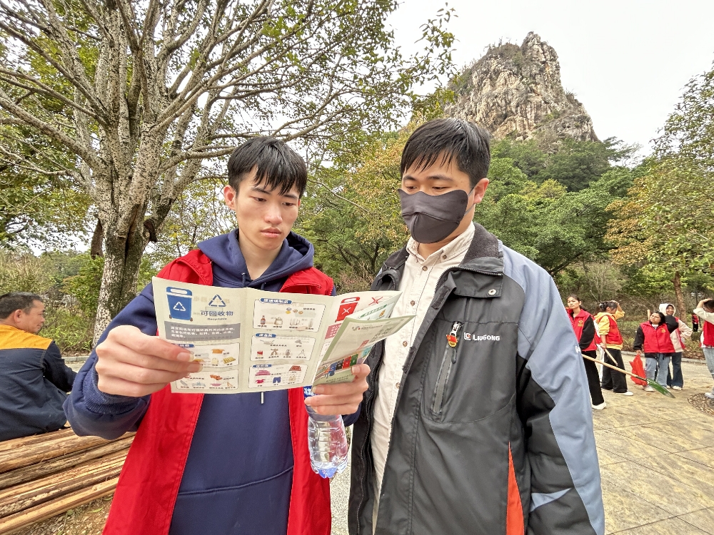 1741859557119676.jpg 图为志愿者宣传垃圾分类环保理念.jpg