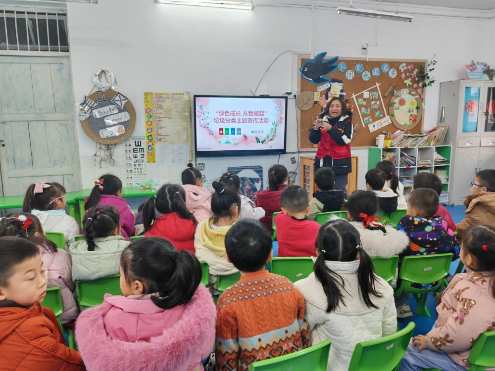 3月13日上午，广西柳州市鱼峰区蟠龙社区关工领导小组联合龙星幼儿园开展“垃圾分类知识”进校园活动1.jpg