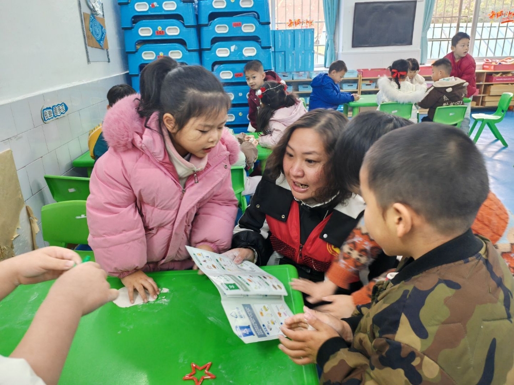 3月13日上午，广西柳州市鱼峰区蟠龙社区关工领导小组联合龙星幼儿园开展“垃圾分类知识”进校园活动2.jpg