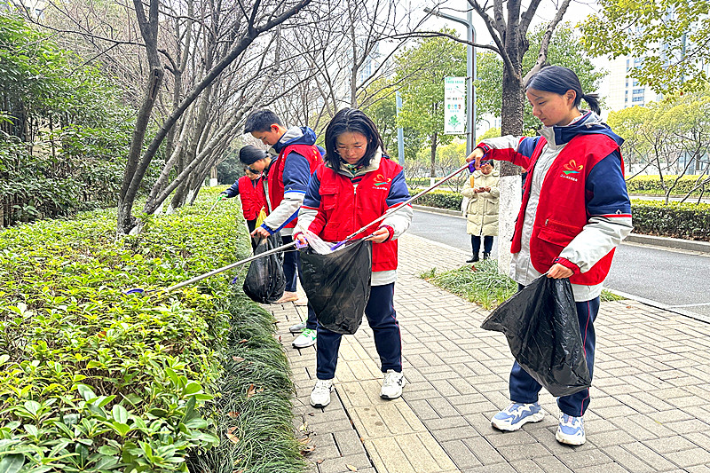 1742006448422498.jpg 江苏省南京市建邺区江心洲街道洲岛绿园社区关工委开展志愿服务活动 (3).jpg