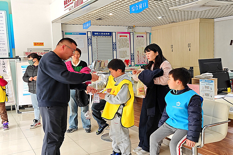1742099305301541.jpg 江苏省南京市鼓楼区江东街道宝船社区关工委“爱心卖报童”志愿活动助力困境儿童(1).jpg