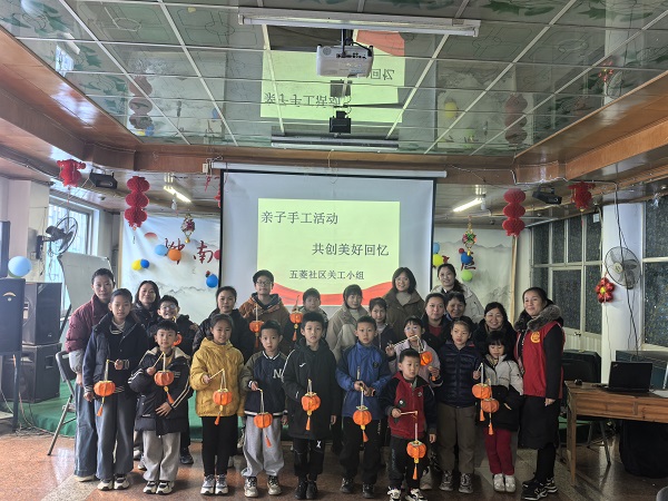 2月13日，柳南区河西街道五菱社区关工小组开展“亲子手工活动  共创美好回忆”花灯制作活动（朱美洁）.jpg