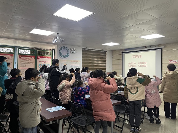 1742282871895406.jpg 2025年2月13日,金绿洲社区关工小组邀请河西街道关工委副主任王凤昌为开展“开学第一课!禁毒护航新学期”活动3.jpg