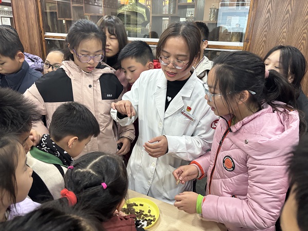 1742283181460338.jpg 2月12日,柳南区南站街道利民社区关工小组联合柳铁中心医院成功举办了一场别开生面的“趣”学中医药活动2(朱燕).jpg