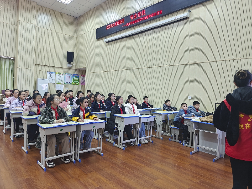 1742348608495247.jpg 同学们在认真听授课老师讲课.jpg