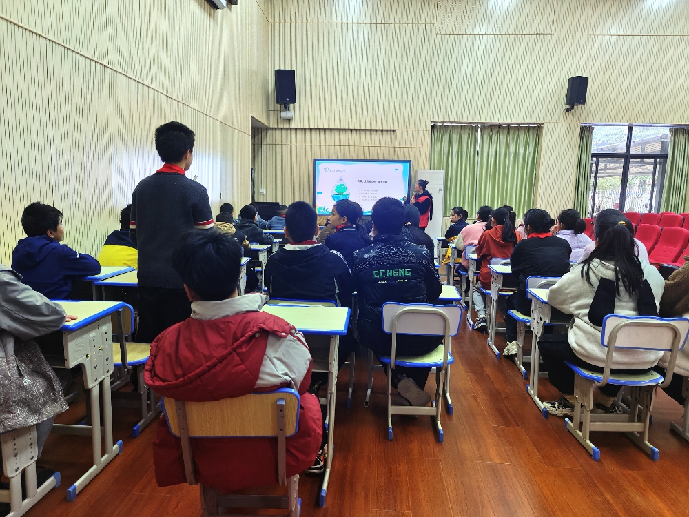 1742348632535151.jpg 授课老师与同学们互动.jpg