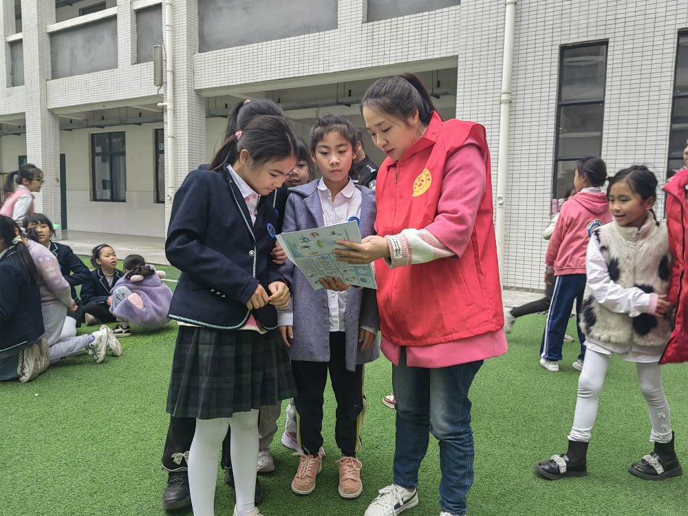1742348680734818.jpg 志愿者发放节水宣传资料.jpg
