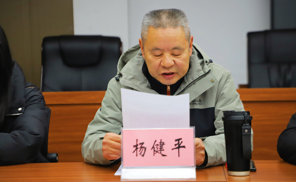 1742355376405353.jpg 图4:区关工委秘书长杨健平通报爱心捐款收支使用情况及爱心捐赠工作情况。.jpg