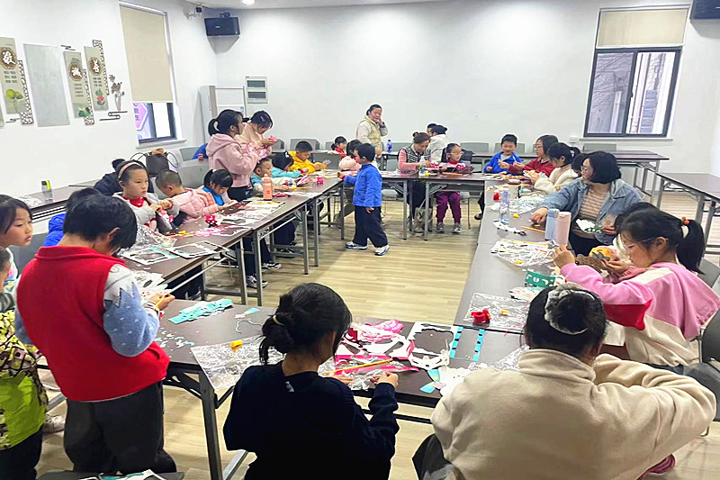 江苏省南京市雨花区赛虹桥街道玻纤院社区关工委开展“国风花灯”手工活动(2).jpg