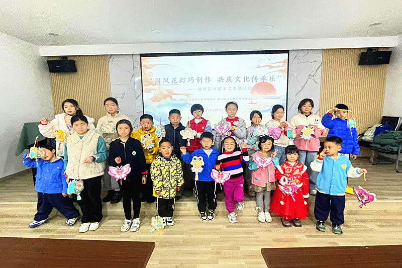 江苏省南京市雨花区赛虹桥街道玻纤院社区关工委开展“国风花灯”手工活动(3).jpg