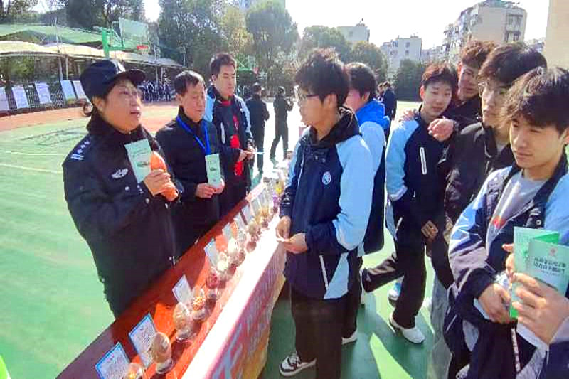 1742447289408621.jpg 玄武湖街道关工委联合开展禁毒宣传进校园活动,为青春筑牢安全防线(1).jpg