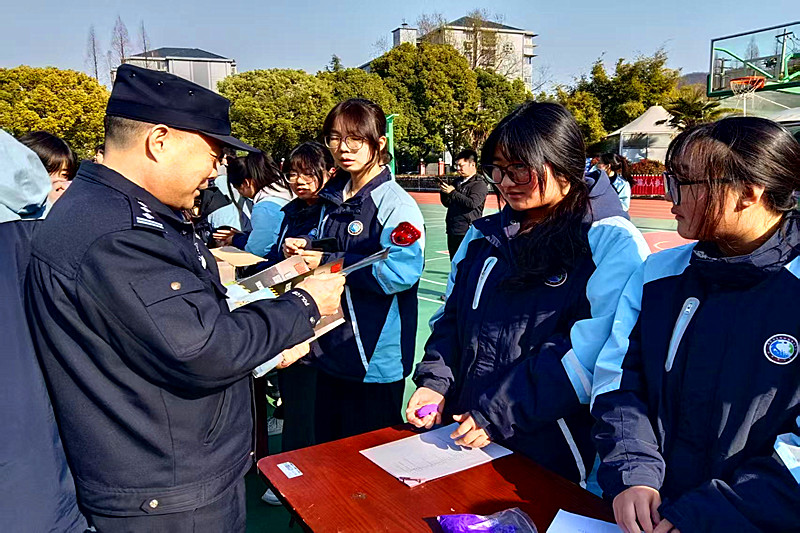 1742447297641633.jpg 玄武湖街道关工委联合开展禁毒宣传进校园活动,为青春筑牢安全防线(2).jpg