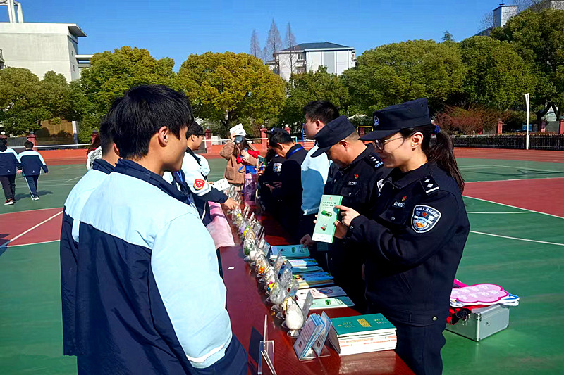 1742447304298766.jpg 玄武湖街道关工委联合开展禁毒宣传进校园活动,为青春筑牢安全防线(3).jpg