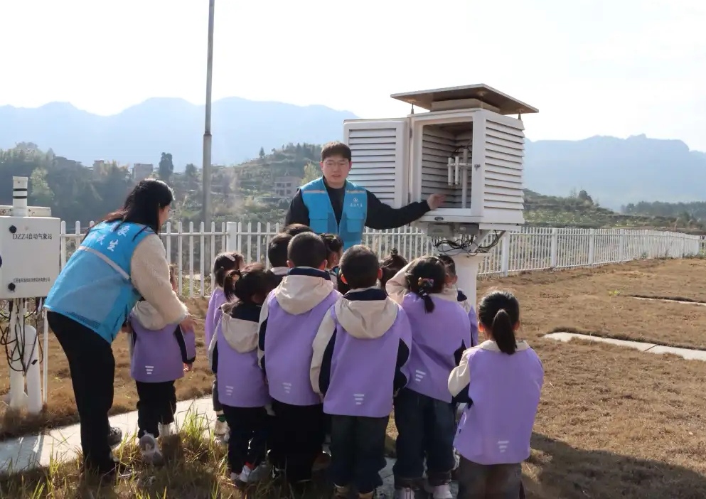 1742527072737909.jpg 五幼气象实践2.jpg