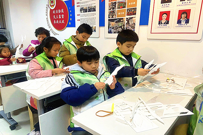 1742651259638683.jpg 江苏省南京市鼓楼区下关街道世茂滨江社区关工委开展飞机模型制作活动(3).jpg