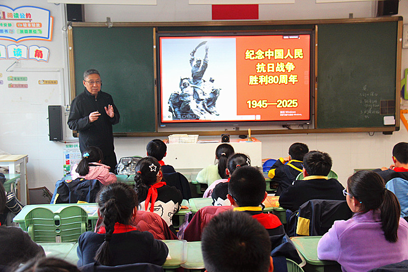 1742772790632671.jpg 玄武湖街道关工委联合组织“五老”大思政课进校园活动,红色故事润童心(1).jpg